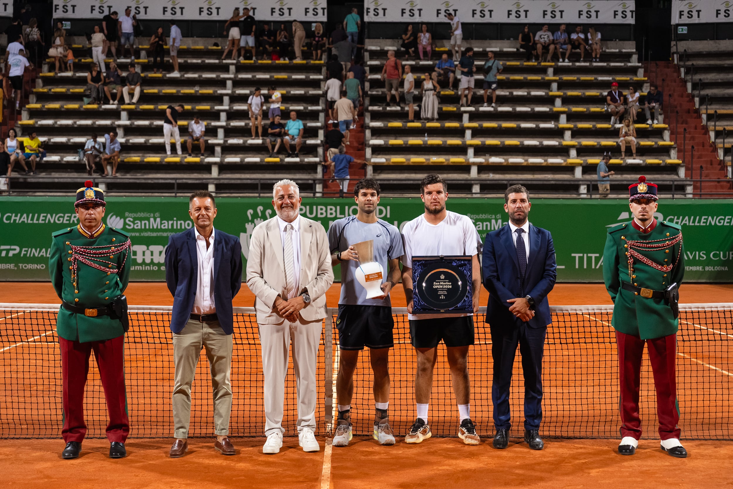 Facundo Díaz Acosta y su rival en la ceremonia de premiación (Crédito: San Marino Tennis Open)