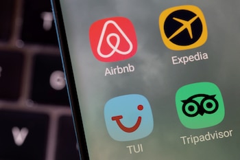 Las reservas realizadas mediante Airbnb y otras plataformas de alojamiento quedarían comprendidas en la nueva tarifa tributaria, que también alcanzaría las contrataciones directas con propietarios. REUTERS/Dado Ruvic/Illustration