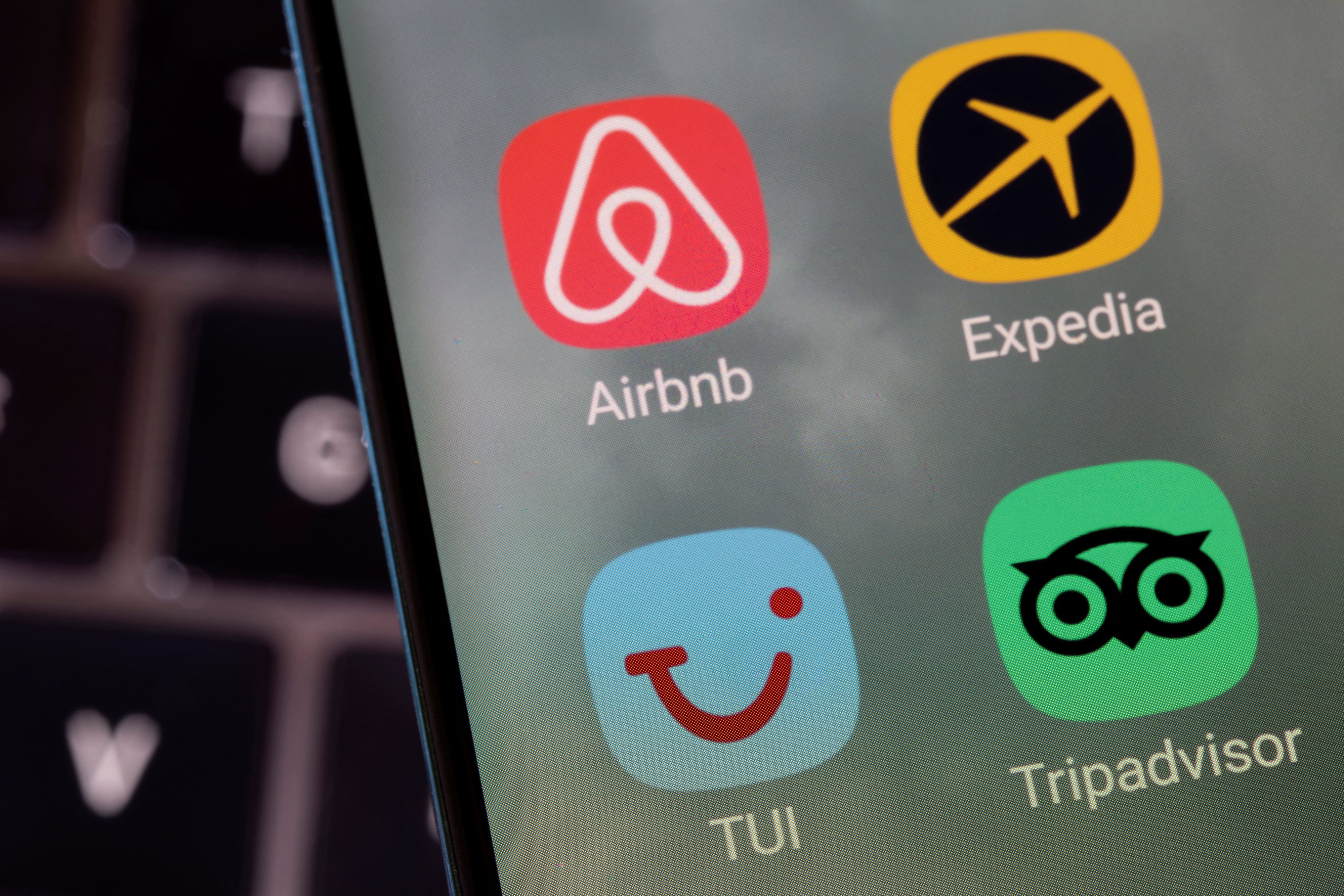 Las reservas realizadas mediante Airbnb y otras plataformas de alojamiento quedarían comprendidas en la nueva tarifa tributaria, que también alcanzaría las contrataciones directas con propietarios. REUTERS/Dado Ruvic/Illustration