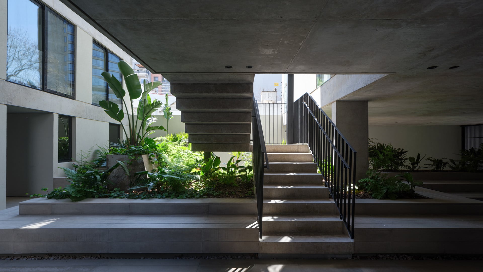 Los espacios de generosas dimensiones y la conexión directa con el exterior redefinen el concepto de vivienda en altura