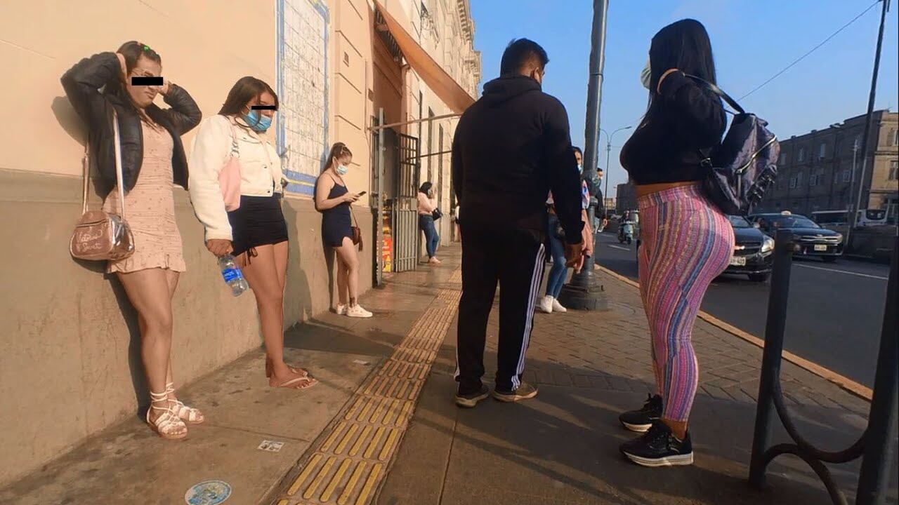 En el jirón Zepita (Centro de Lima), a todas horas del día, caminan por las calles más de un centenar de meretrices extranjeras, ofreciendo sus servicios.
