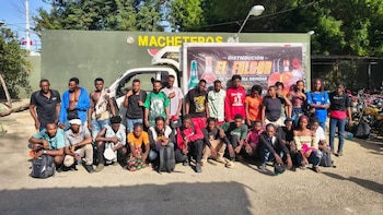 Camión de carga sufrió aparatoso accidente mientras transportaba haitianos de forma ilegal en República Dominicana