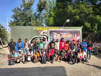 El Ejército de República Dominicana detectó a 29 ciudadanos haitianos indocumentados que intentaban ingresar de forma irregular en Valverde. (Foto cortesía Dirección General de Migración)