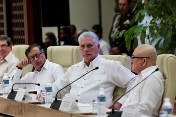 Cuba's President Miguel Diaz-Canel sits between Colombia's President Gustavo Petro and Colombia's National Liberation Army (ELN) commander Antonio Garcia during the announcement of the bilateral ceasefire for 6 months between the ELN and Colombia’s government, Havana, Cuba, June 9, 2023. REUTERS/Stringer NO RESALES. NO ARCHIVES