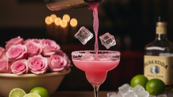 Amigos y parejas celebrando con