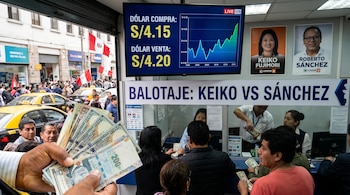 Una mano sostiene dólares y soles peruanos frente a una casa de cambio con un cartel del dólar y afiches de Keiko Fujimori y Roberto Sánchez.