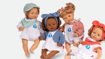 Crearon una muñeca con vestidos