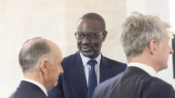 Un líder opositor abandona el