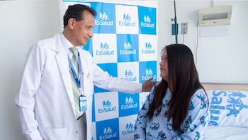 La hernia diafragmática congénita provoca que órganos abdominales asciendan hacia el tórax y compriman los pulmones - Créditos: Essalud.