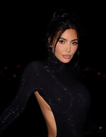 Kim Kardashian transforma el mismo diseño en una escena nocturna pensada para la conversación digital (Instgram: @kimkardashian)