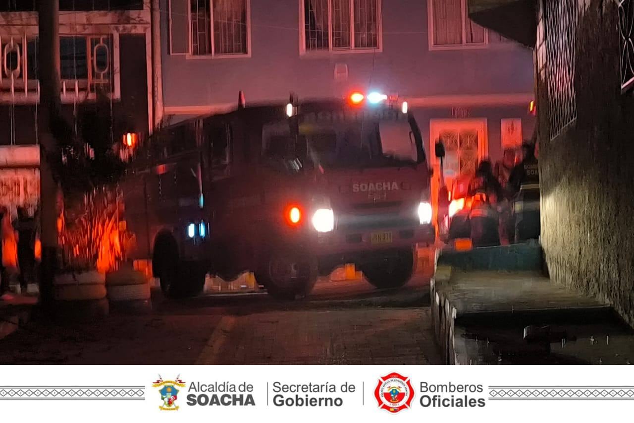 El cuerpo de bomberos compartió imágenes de la intervención - crédito Cuerpo de Bomberos Oficiales de Soacha / Facebook