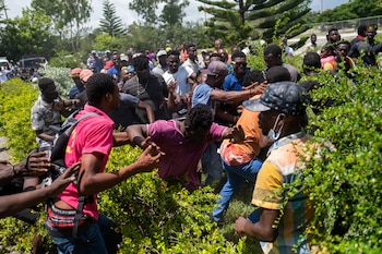 Peleas por falta de comida entre los haitianos después del terremoto (FOTO: REUTERS)