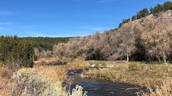 La propiedad se ubica en el condado de San Miguel junto al Parque Histórico Nacional Pecos e incluye seis kilómetros del río Pecos (Mercury Press)