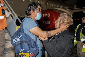 Beto Coral arribó a la base militar de Catam, en Bogotá, en un vuelo de la Fuerza Aeroespacial Colombiana que también trasladó a 73 colombianos deportados desde Estados Unidos - crédito Cancillería de Colombia