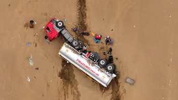 Camión cisterna con combustible cae a abismo en el serpentín de Pasamayo y queda tendido cerca al mar