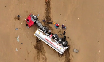 La colisión involucró a un semitráiler que transportaba cemento y precedió a la caída de la cisterna por un abismo de aproximadamente 100 metros - Créditos: Andina.