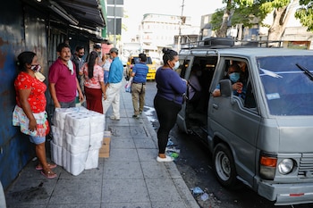 ARCHIVO: La competencia ilegal es uno de los problemas que enfrentan los empresarios del transporte público. (REUTERS/José Cabeza)
