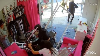 Dos nenas de 14 años manejaban una moto, perdieron el control y se incrustaron en un local en Caseros