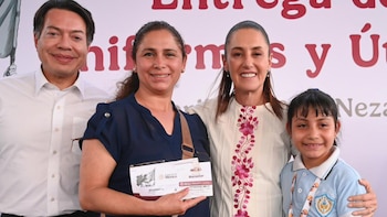 La presidenta Claudia Sheinbaum entregó Becas para Uniformes y Útiles "Rita Cetina". (Foto: Presidencia)