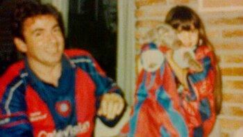 Junto a su hija, María