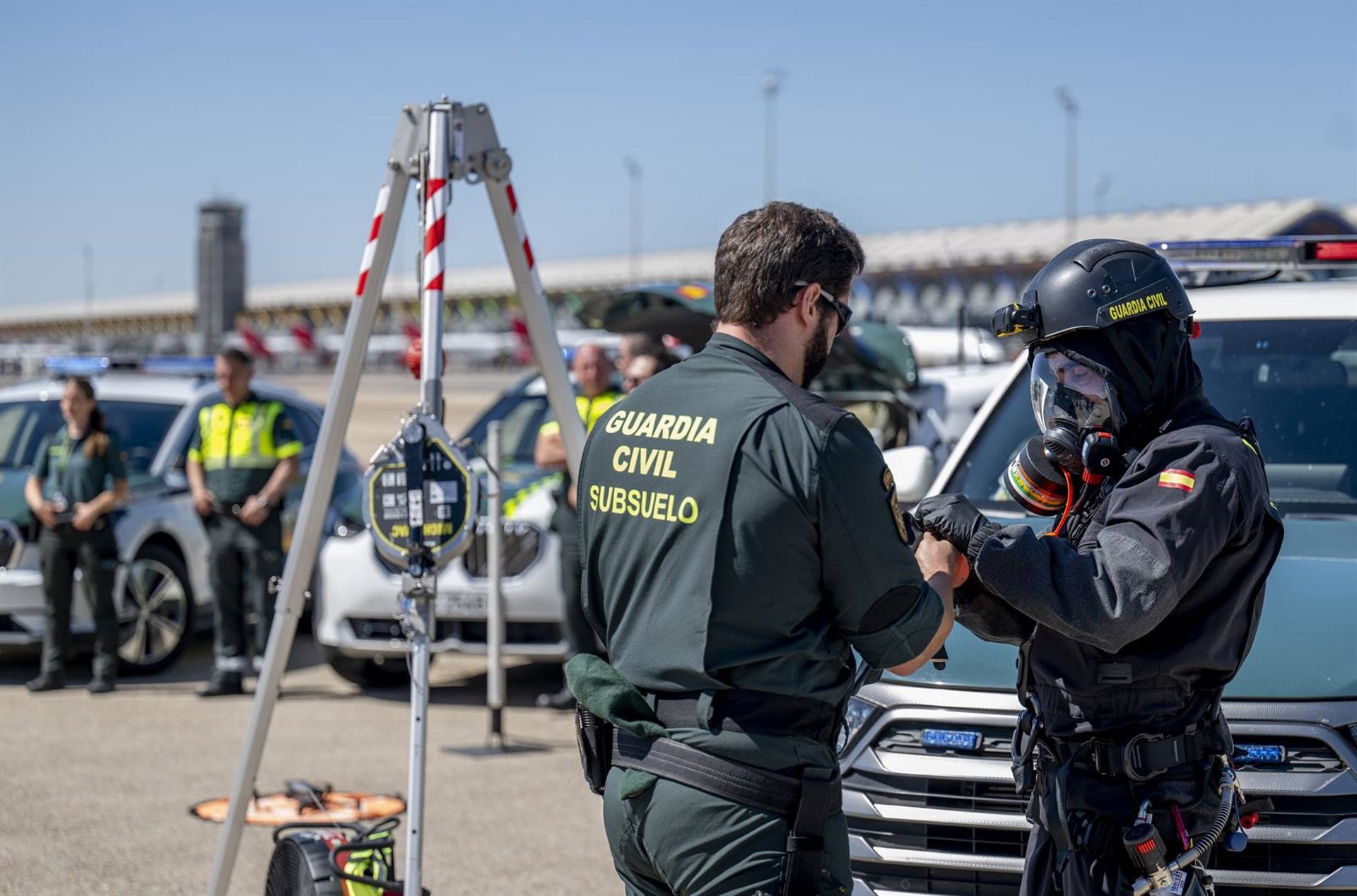 04/06/2026 Agentes de la Guardia Civil durante la visita al dispositivo de seguridad para la llegada del Papa, en el Aeropuerto Adolfo Suárez Madrid-Barajas, a 4 de junio de 2026, en Madrid (España). El aeropuerto como uno de los puntos más sensibles del operativo que ha desplegado Interior ante la inminente visita del Papa León XIV a España. El plan especial de seguridad cuenta con 14.000 efectivos en Madrid, 9.700 policías nacionales, unos 625 guardias civiles y unos 4.000 agentes de Policía Municipal, considerado la mayor movilización policial de la historia reciente de la capital.POLITICA Alberto Ortega - Europa Press