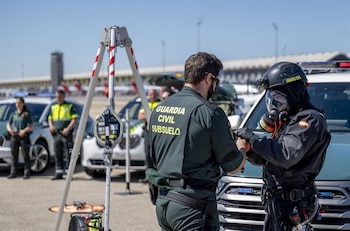 04/06/2026 Agentes de la Guardia Civil durante la visita al dispositivo de seguridad para la llegada del Papa, en el Aeropuerto Adolfo Suárez Madrid-Barajas, a 4 de junio de 2026, en Madrid (España). El aeropuerto como uno de los puntos más sensibles del operativo que ha desplegado Interior ante la inminente visita del Papa León XIV a España. El plan especial de seguridad cuenta con 14.000 efectivos en Madrid, 9.700 policías nacionales, unos 625 guardias civiles y unos 4.000 agentes de Policía Municipal, considerado la mayor movilización policial de la historia reciente de la capital.
POLITICA
Alberto Ortega - Europa Press