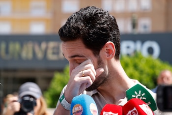 Sergio Rico, emocionado, da sus