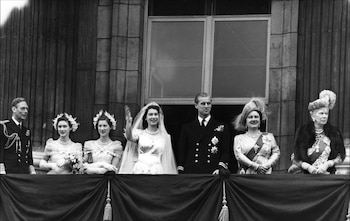 En el balcón del Buckingham Palace saludando a la multitud. El vestido brillaba con los cristales bordados a mano y las 10.000 perlas importadas. Isabel impactó con una fantástica tiara de diamantes, conocida como Fringe (la misma que llevó Beatriz en su boda)