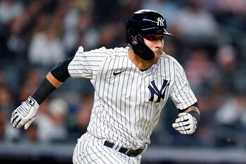 ARCHIVO - El venezolano Marwin González, de los Yanquis de Nueva york, corre a primera en el juego ante los Orioles de Baltimore, el 25 de mayo de 2022 (AP Foto/Frank Franklin II, archivo).