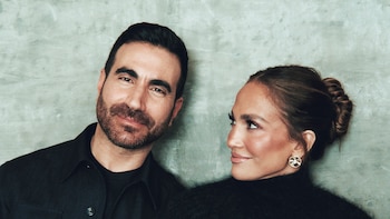 Para Jennifer Lopez y Brett Goldstein, el romance lo es todo