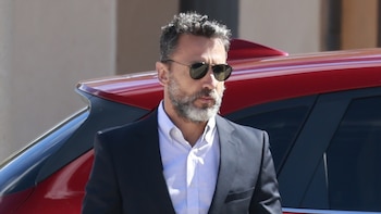 Sara Carbonero, arropada por Jota Cabrera e Iker Casillas en el tanatorio tras la muerte de su madre