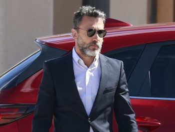 José Luis Cabrera, novio de Sara Carbonero, a su llegada al velatorio de Goyi Arévalo. (Europa Press)