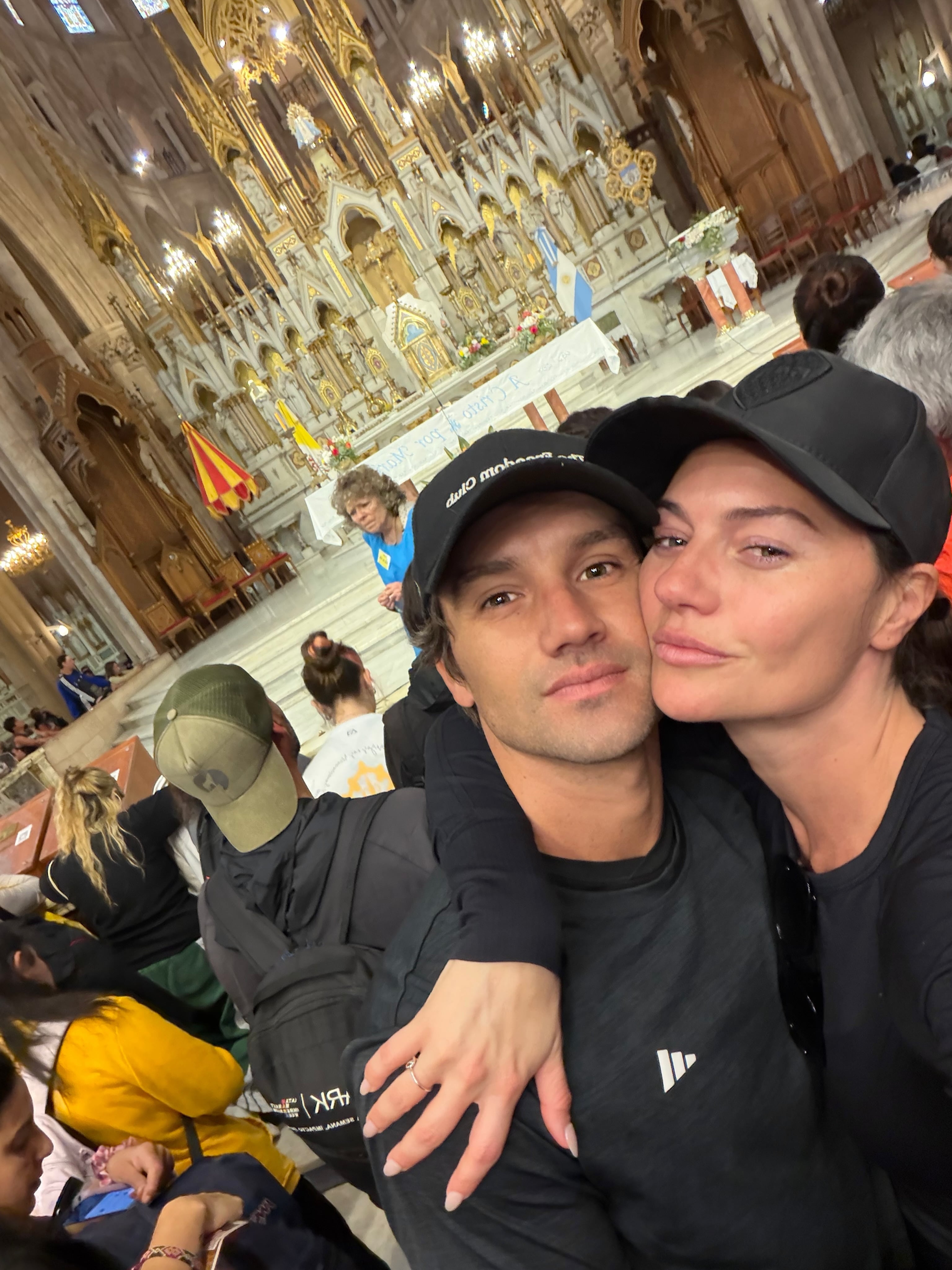 La influencer no pudo contener las lágrimas al llegar a la Basílica