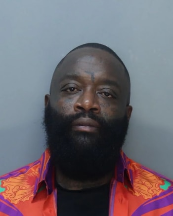 El abogado Bradley Horenstein expresó satisfacción ante el tribunal tras la desestimación del delito grave contra el intérprete (EFE/Miami-Dade Department of Corrections).
