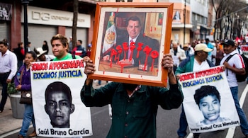 Padres de los 43 de Ayotzinapa piden fortalecer la investigación contra Ángel Aguirre tras reunirse con Sheinbaum.
(Foto AP/Eduardo Verdugo, archivo)