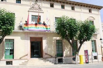 La bandera LGTBI+ en el balcón del Ayuntamiento de Totana (Murcia), en una imagen de archivo. (Ayto. Totana)