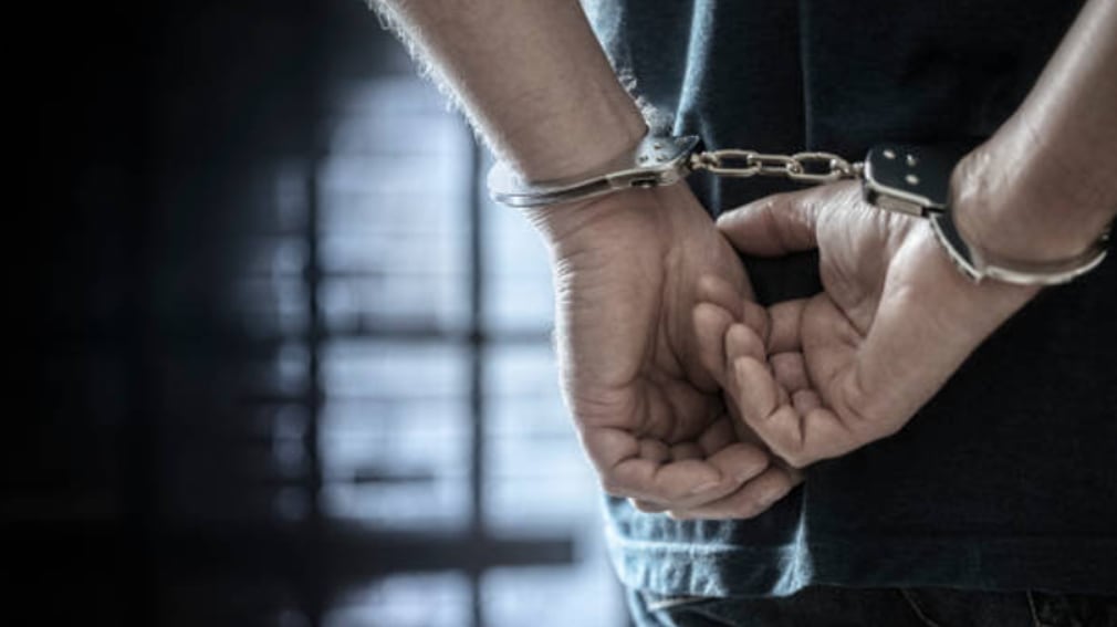Jonathan Yera Pozo, el cabecilla señalado de una red que blanqueaba dinero del narcotráfico a través de villas de lujo en España, cayó en Punta Cana tras una pesquisa que arrancó en septiembre de 2023 con el rastreo de mensajes cifrados. - crédito imagen de referencia / iStock