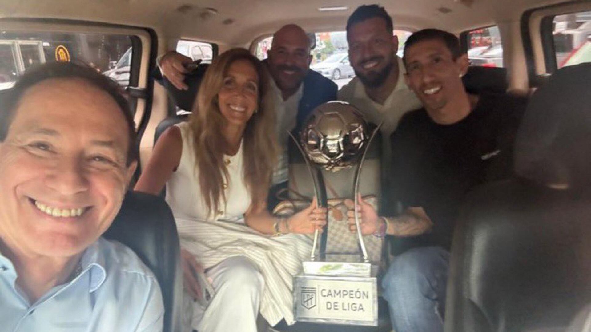 Ariel Holan (entrenador de Rosario Central), Carolina Cristinziano (vicepresidenta), Gonzalo Belloso (presidente), Jorge Broun (arquero) y Ángel Di María (futbolista) posan con el trofeo
