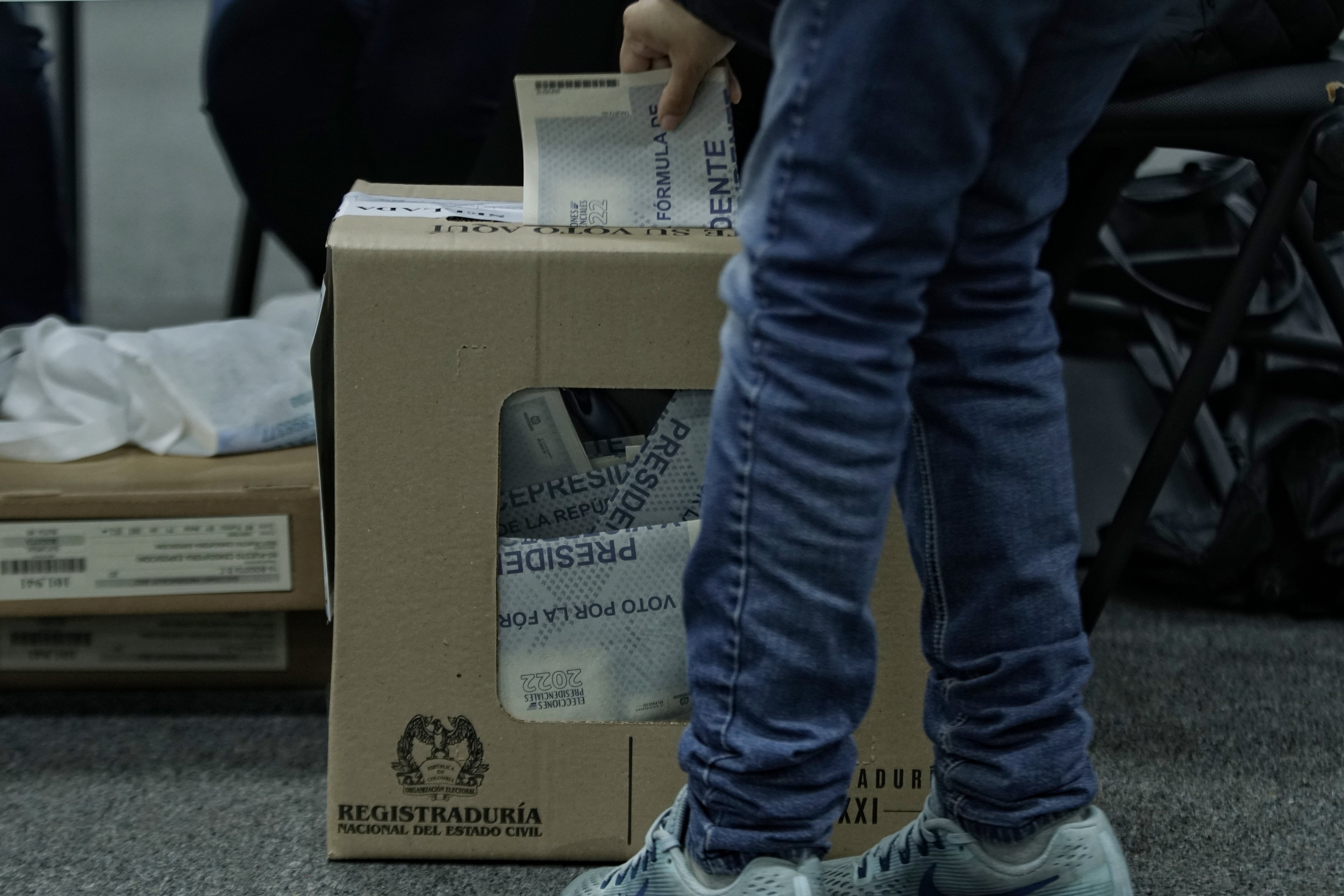 La medición indica que el 16,7 % de los encuestados permanece indeciso, mientras la polarización entre candidaturas se acentúa en la recta final - crédito Sergio Acero/Colprensa