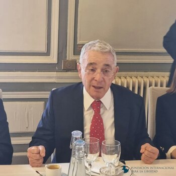 Álvaro Uribe durante la entrega