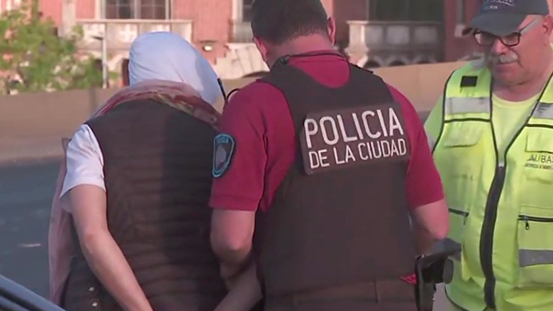 Uno de los conductores fue detenido y esposado