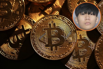 Monedas doradas de bitcoin y un retrato circular de un joven en la esquina superior derecha
