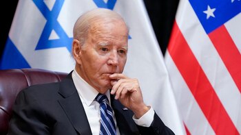 RCHIVO - El presidente Joe Biden escucha mientras él y el primer ministro israelí Benjamin Netanyahu participan en una reunión bilateral con funcionarios israelíes y estadounidenses, el miércoles 18 de octubre de 2023, en Tel Aviv. (AP Foto/Evan Vucci, archivo)
