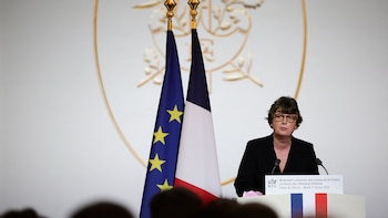 La presidenta del Louvre presenta