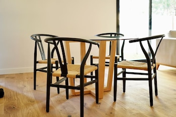 Mesa redonda de vidrio en