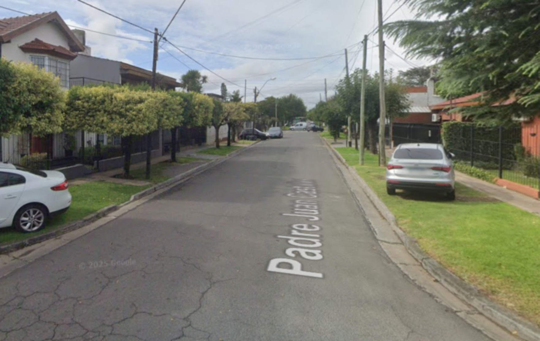 Una calle residencial de Morón marca el lugar donde dos adolescentes robaron un automóvil y se fugaron. (Google Maps)
