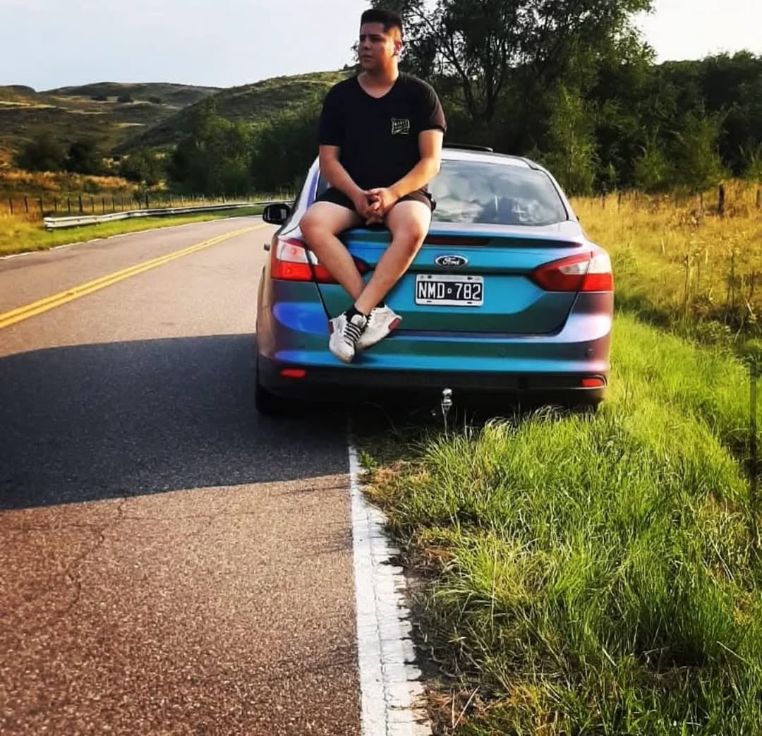 Emanuel Belén se muestra en sus redes sociales con autos y armas