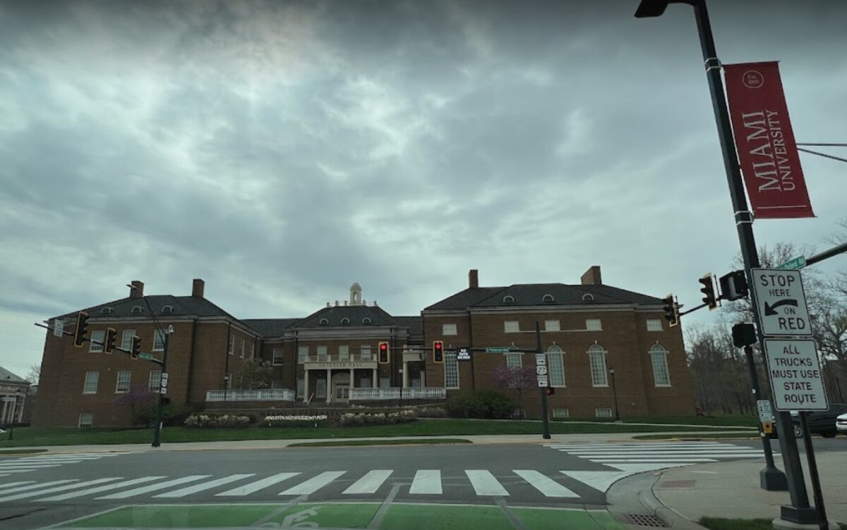 They suspend fraternity at the University of Miami for accusations of violent rookies Research seeks to determine the responsibility of fraternity in alleged abuse activities.