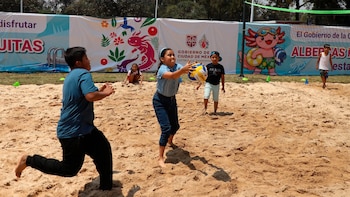 CIUDAD DE MÉXICO, 01ABRIL2026.- Clara Brugada, jefa de gobierno de la capital, inauguró está tarde el "Santo Chapuzón" donde cientos de infantes y sus familias podrán disfrutar de más de diez albercas y zonas de esparcimiento durante las vacaciones de semana santa. Las albercas estarán ubicadas en la Utopía Mixiuhca hasta el próximo domingo 12 de abril. FOTO: DANIEL AUGUSTO/ CUARTOSCURO.COM