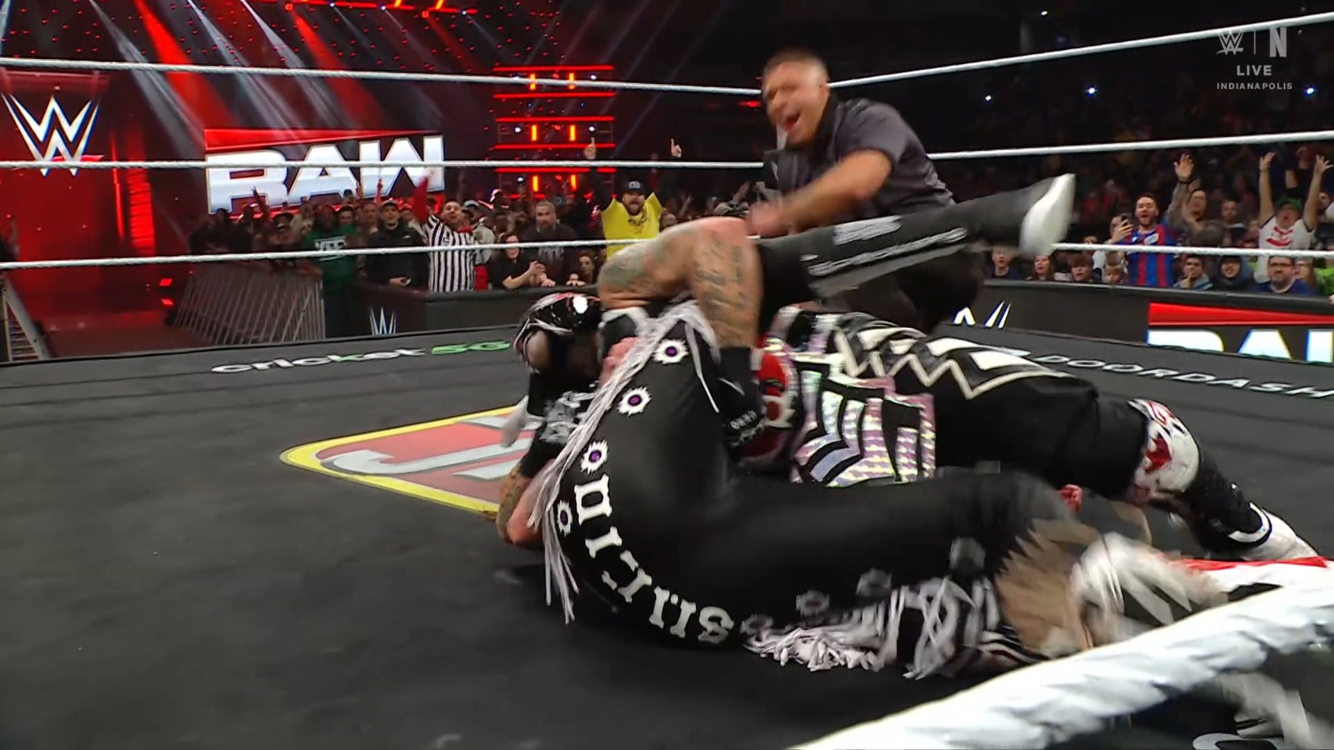 El luchador mexicano brilló en el momento clave y sometió a Dominik Mysterio.